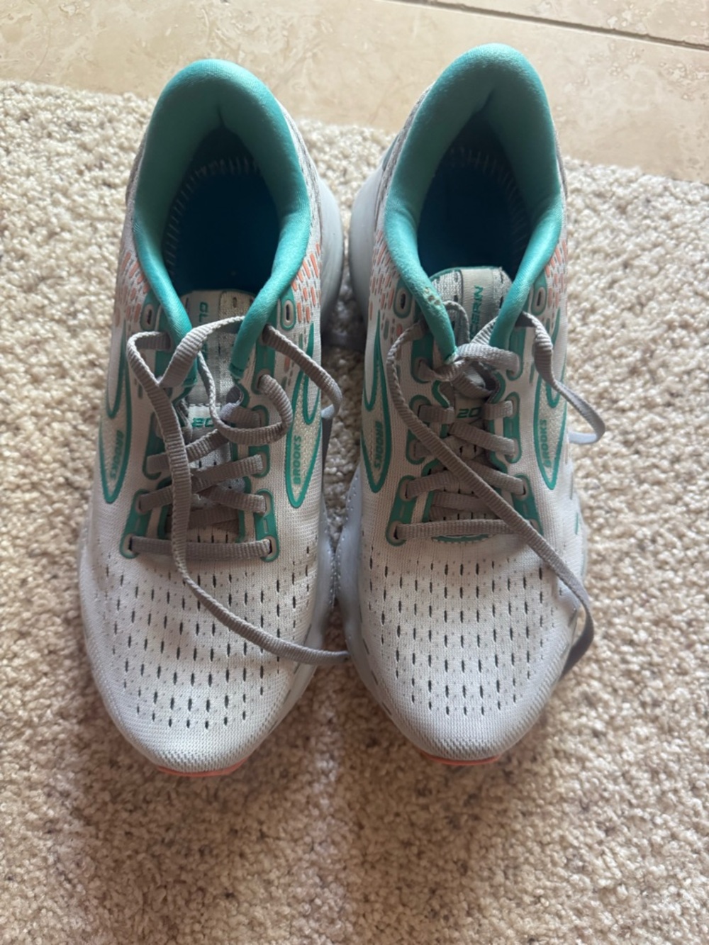 Brooks women’s 8 wide Glycerin 20 Sneakers in Light Gray and Teal